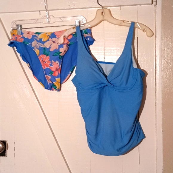 Time and Tru Other - Time and Tru 2 piece swimsuit size Medium 💙 top and floral bikini bottom.